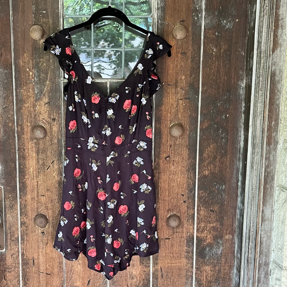 American Eagle AEO | SHORT Dark floral Cutout Back Smocjed Sides romper